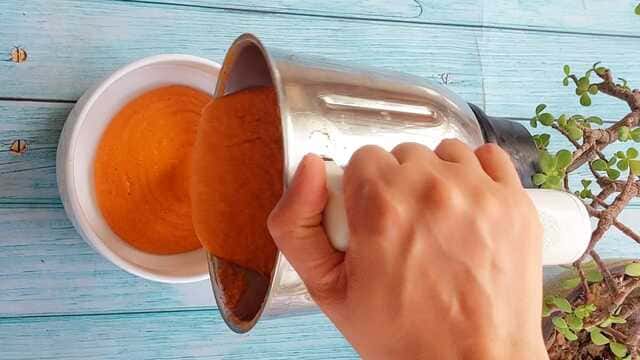 idli with red and green chutney