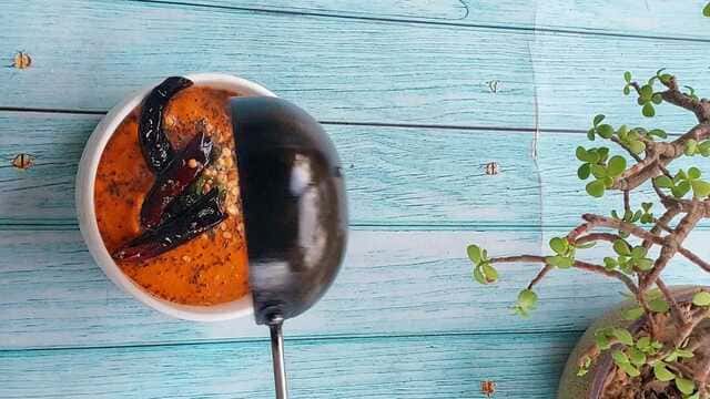 idli with red and green chutney