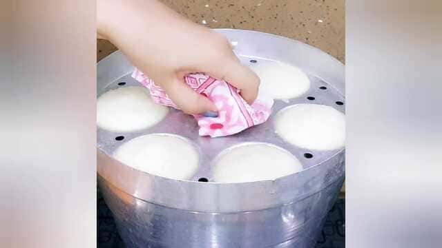 idli with red and green chutney