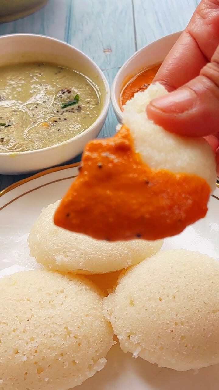idli with red and green chutney, idli with chatni recipe, idli recipe, south indian breakfast