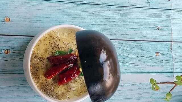 idli with red and green chutney