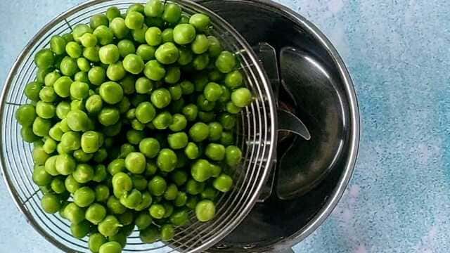 Appe with green peas
