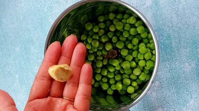 Appe with green peas