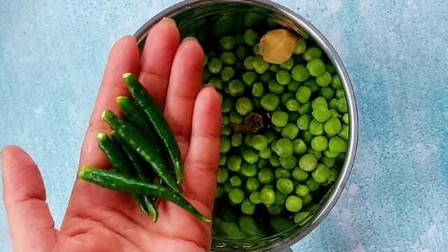 Appe with green peas