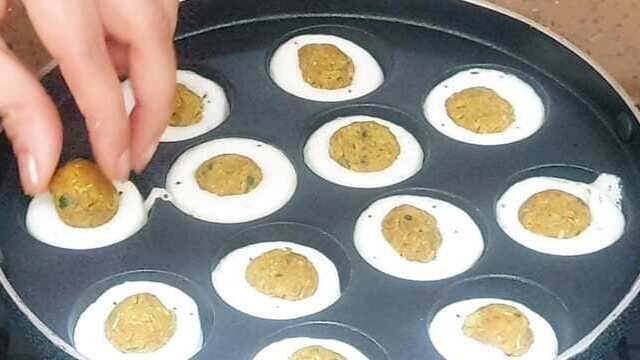 Crispy Matar Ke Appe served with chutney