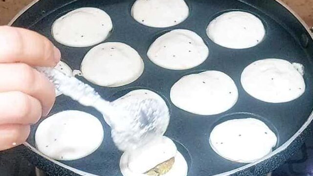 Crispy Matar Ke Appe served with chutney