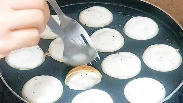 Crispy Matar Ke Appe served with chutney