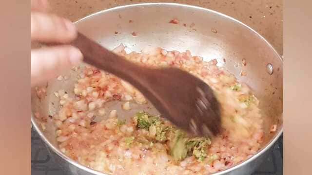 Kadai paneer gravy cooked with tomato, onion, capsicum, and Indian spices