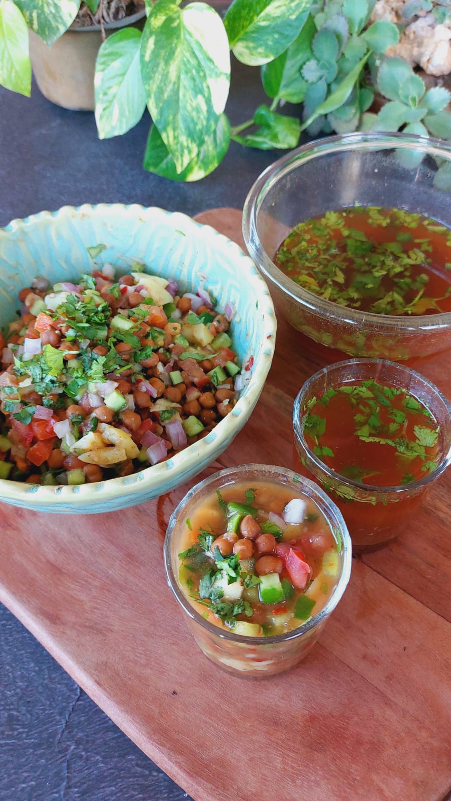 juicy kala chana salad with veggies n chatapata imli pani